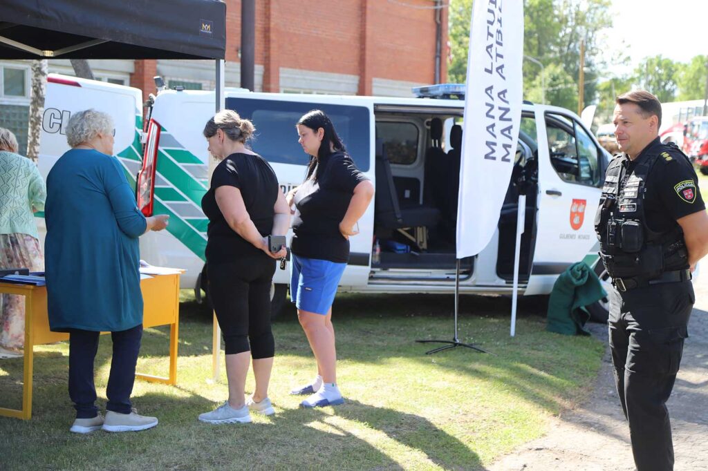 Vērsties pēc palīdzības ārkārtas situācijās var arī pie Gulbenes novada pašvaldības policijas darbiniekiem.
Autors: foto: Gatis Bogdanovs