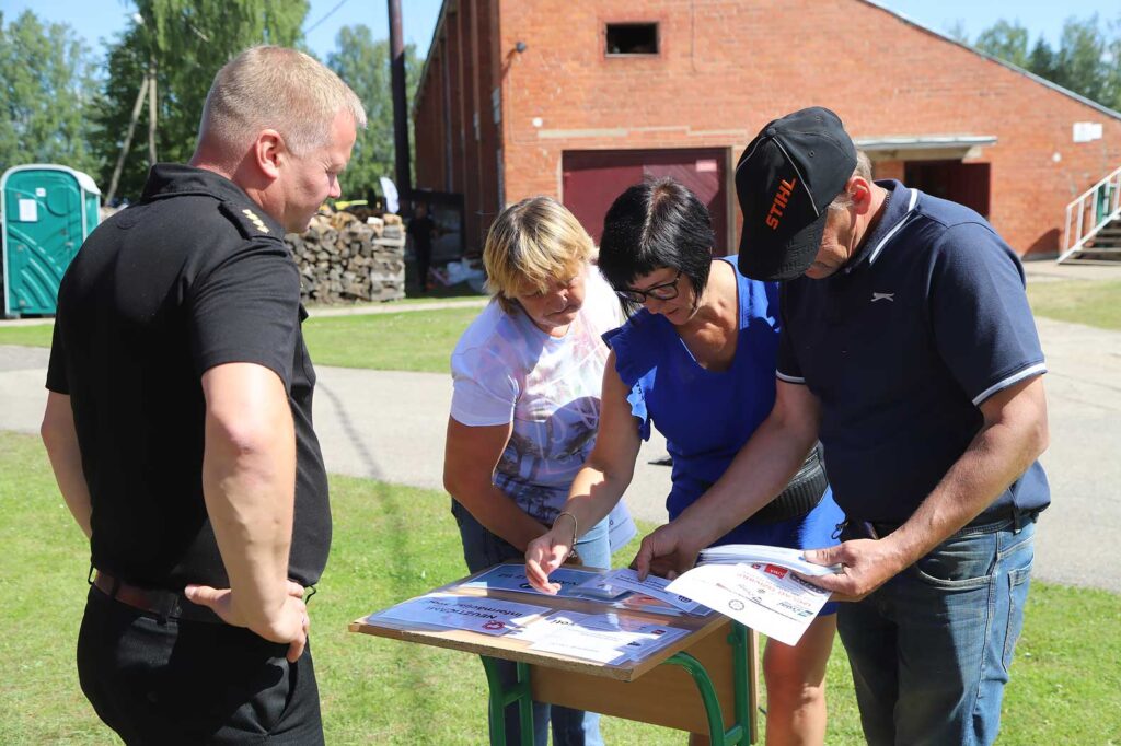 Valsts ugunsdzēsības un glābšanas dienesta piedāvāto testu pildīja arī Andris Martuzāns (no labās), Kristīne Fjodorova un Andra Puļļa.
Autors: foto: Gatis Bogdanovs