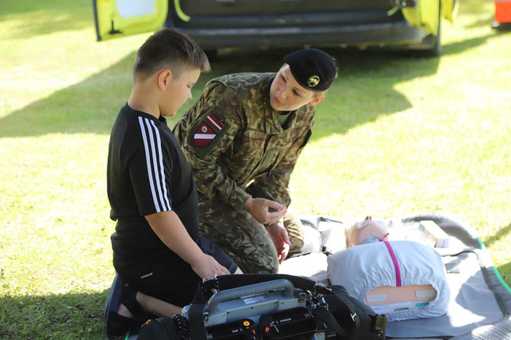 Interesenti varēja izmēģināt arī pirmās palīdzības sniegšanu, piemēram, mākslīgo elpināšanu.
Autors: foto: Gatis Bogdanovs