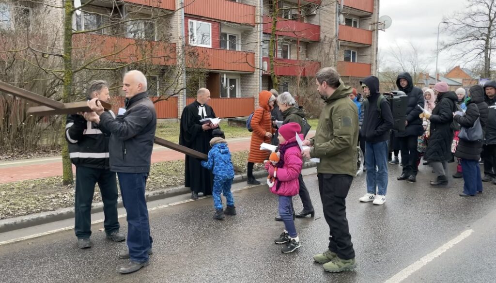 Tradicionāli Lielajā piektdienā Gulbenē no luterāņu baznīcas uz katoļu baznīcu notika ekumeniskais krustaceļš, pēc kura sekoja ciešanu liturģija.
Autors: Foto: Diāna Odumiņa