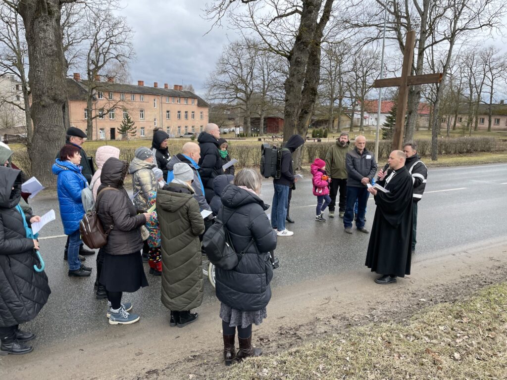 Tradicionāli Lielajā piektdienā Gulbenē no luterāņu baznīcas uz katoļu baznīcu notika ekumeniskais krustaceļš, pēc kura sekoja ciešanu liturģija.
Autors: Foto: Diāna Odumiņa