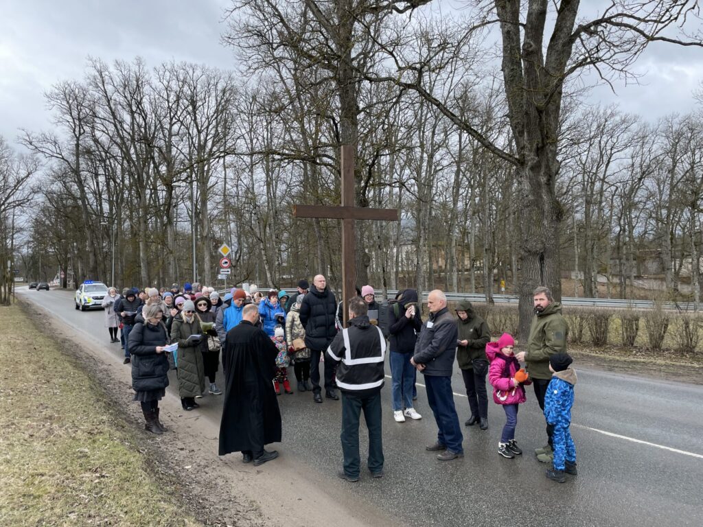 Tradicionāli Lielajā piektdienā Gulbenē no luterāņu baznīcas uz katoļu baznīcu notika ekumeniskais krustaceļš, pēc kura sekoja ciešanu liturģija.
Autors: Foto: Diāna Odumiņa