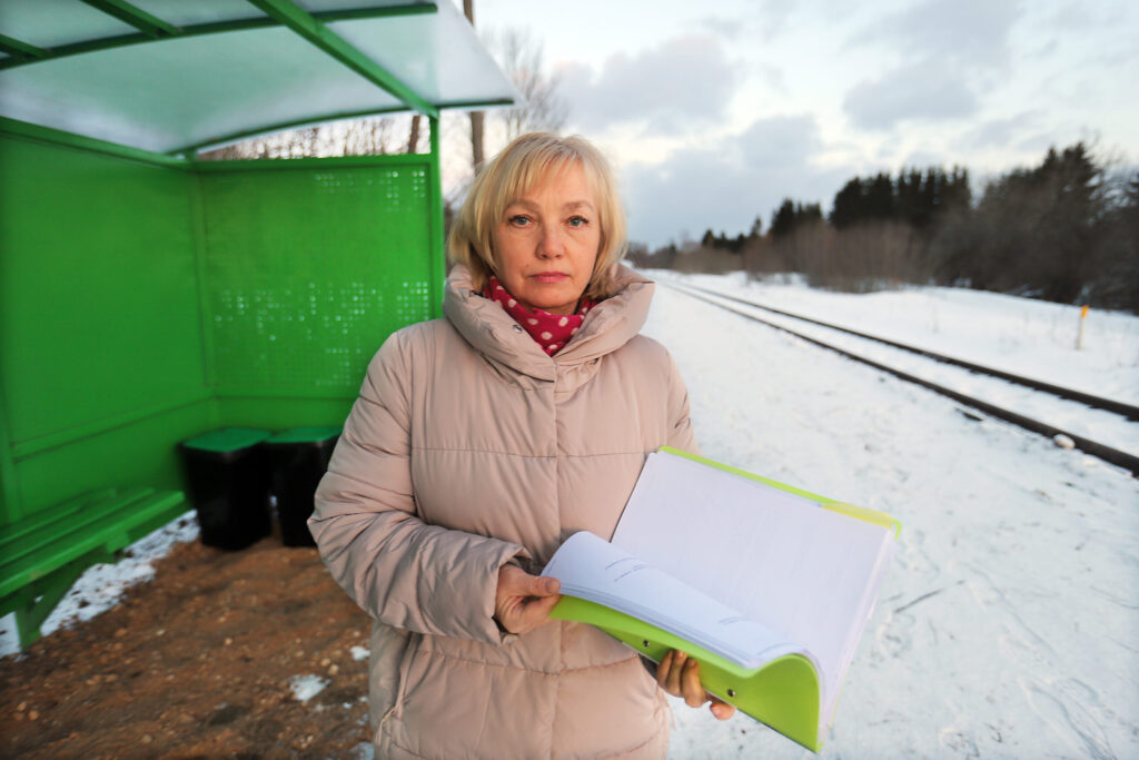 "Gada cīņa". Pēc jaungulbeniešu ilgas cīņas ar “Latvijas dzelzceļu” kopš 28.marta vilciens atkal apstājas atjaunotajā dzelzceļa pieturā “Jaungulbene”, kur lielu darbu ieguldīja jaungulbeniete Dace Kurša.
Autors: Foto: no "Dzirksteles" arhīva