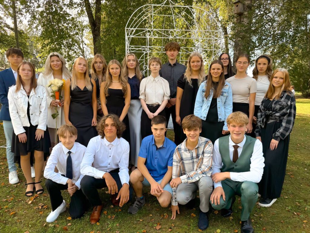 LEJASCIEMA pamatskolas 9.klases skolēni. Gan priecīgi, gan atbildīgi, uzsākot jauno mācību gadu.

Autors: FOTO: LEJASCIEMA PAMATSKOLA