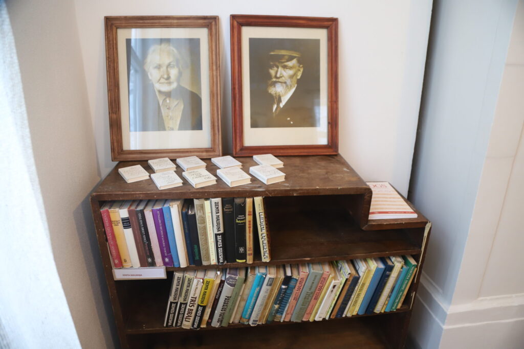 Inteliģence. Ārsts Roberts Mauriņš Lejasciemā nostrādāja 9 gadus. Viņa sieva Melānija Mauriņa (abu portreti attēlā) bija izcili apdāvināta pianiste, mācījusies Pēterpils konservatorijā. Kad viņa gaidīja ceturto bērnu, no Lejasciema ar zirgu un vilcienu brauca uz Rīgas operu, lai noskatītos berlīniešu viesizrādi - Riharda Vāgnera “Klīstošo holandieti”. Un iecerēja - ja piedzims meita, tad sauks par Zentu.
Autors:  Foto: Gatis Bogdanovs