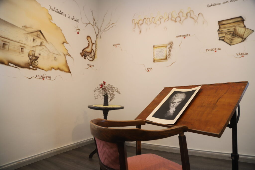 “Zentas Mauriņas dzīves ceļš”. Tāds nosaukums ir dots lejasciemietes Lailas Uiskas veidotajam sienas gleznojumam, kas grezno Z.Mauriņas piemiņas istabu Lejasciemā. Šajā vizualizācijā ietverta arī būtiska informācija – pēc studiju beigšanas Latvijas Universitātē Z.Mauriņa bijusi skolotāja Rīgas skolotāju institūtā, lektore Latvijas Tautas universitātē Rīgā un Mūrmuižā, kā arī pašas dibinātajā literatūras studijā. Kā lektore guvusi lielu popularitāti.
Autors:  Foto: Gatis Bogdanovs