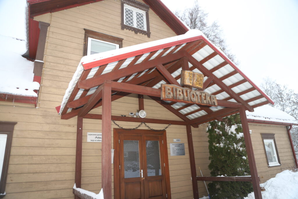 Māja, kur piedzimusi Rietumeiropā slavena rakstniece. Šajā mājā Lejasciemā augšstāvā ir saglabājies autentisks logs – kā kraukšķīga vafele. Aiz tā reiz stāvējusi Melānija Mauriņa ar jaundzimušo Zentu uz rokām. Bet varbūt no šā loga ir skanējusi mūzika, kad pie klavierēm apsēdās talantīgā pianiste Melānija? 
Autors:  Foto: Gatis Bogdanovs