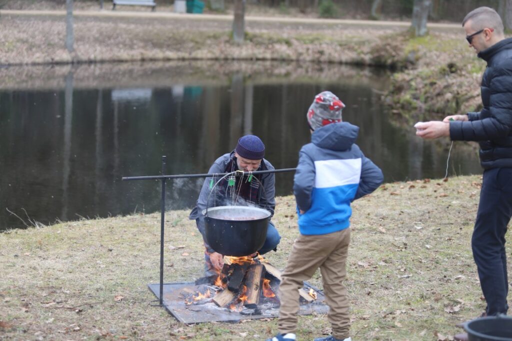 Lieldienu pasākumā Spārītes parkā šogad apmeklētāju netrūka un katrs varēja atrast nodarbi atbilstoši savām spējām un vēlmēm.
Autors: Foto: Gatis Bogdanovs