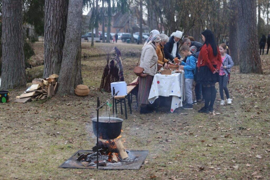 Lieldienu pasākumā Spārītes parkā šogad apmeklētāju netrūka un katrs varēja atrast nodarbi atbilstoši savām spējām un vēlmēm.
Autors: Foto: Gatis Bogdanovs