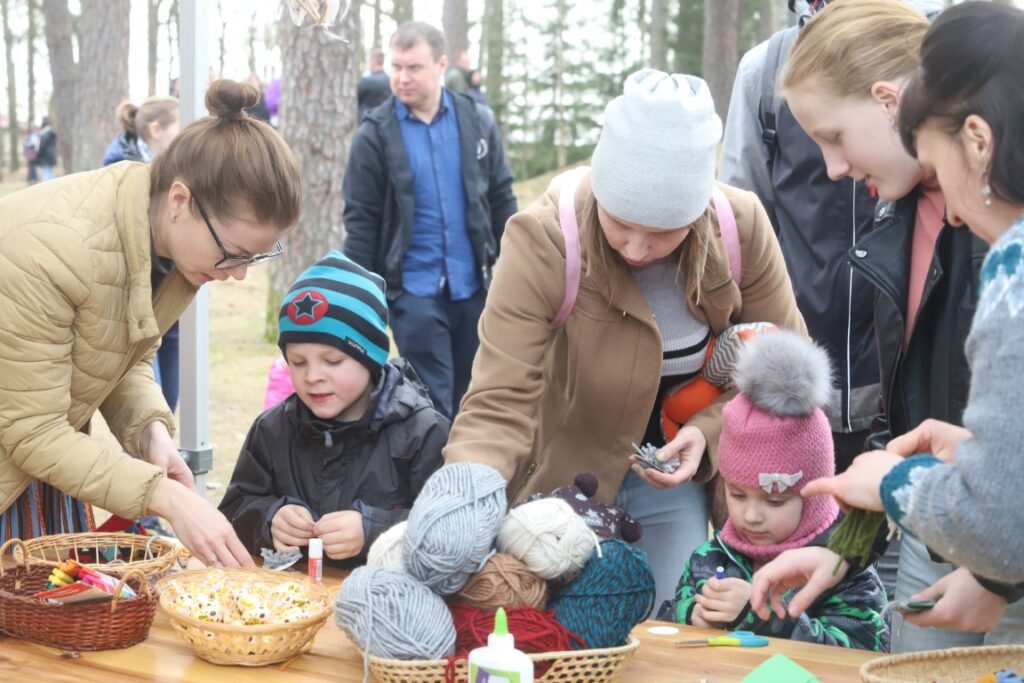 Lieldienu pasākumā Spārītes parkā šogad apmeklētāju netrūka un katrs varēja atrast nodarbi atbilstoši savām spējām un vēlmēm.
Autors: Foto: Gatis Bogdanovs