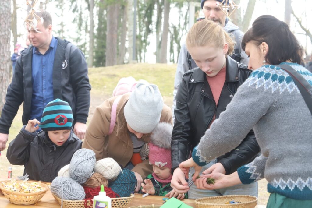 Lieldienu pasākumā Spārītes parkā šogad apmeklētāju netrūka un katrs varēja atrast nodarbi atbilstoši savām spējām un vēlmēm.
Autors: Foto: Gatis Bogdanovs