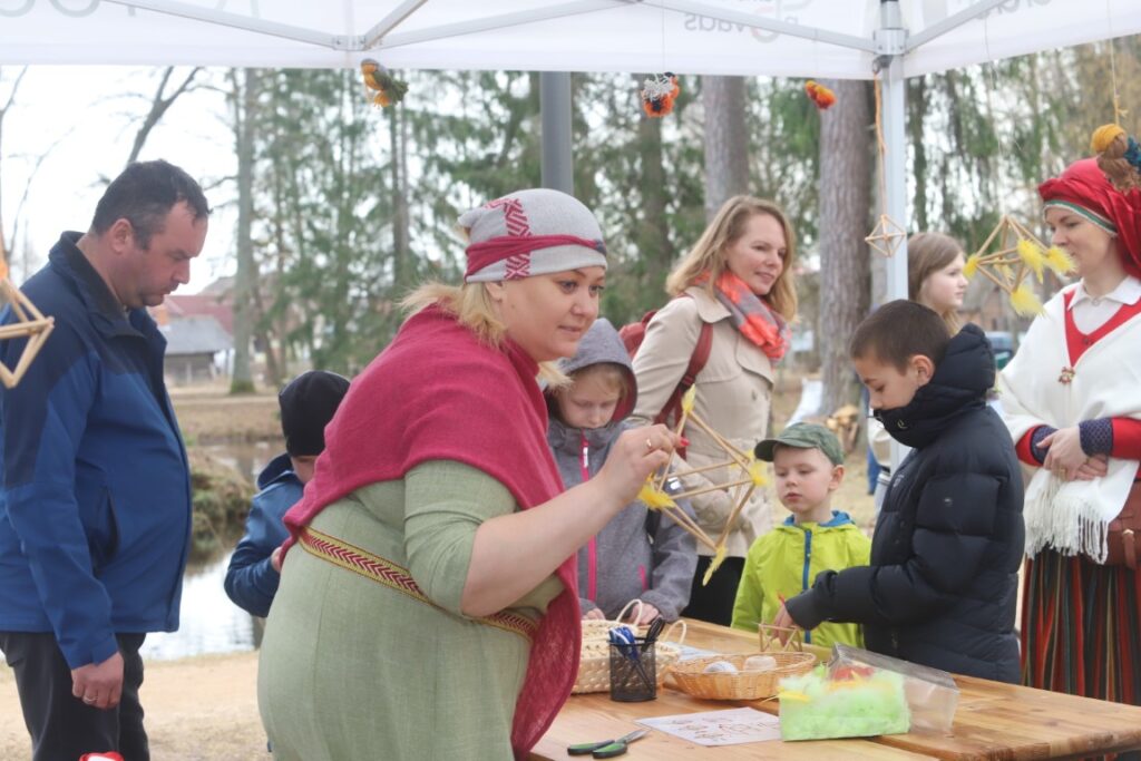 Lieldienu pasākumā Spārītes parkā šogad apmeklētāju netrūka un katrs varēja atrast nodarbi atbilstoši savām spējām un vēlmēm.
Autors: Foto: Gatis Bogdanovs
