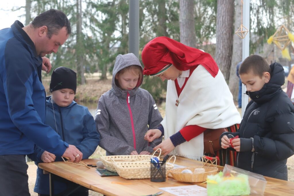 Lieldienu pasākumā Spārītes parkā šogad apmeklētāju netrūka un katrs varēja atrast nodarbi atbilstoši savām spējām un vēlmēm.
Autors: Foto: Gatis Bogdanovs