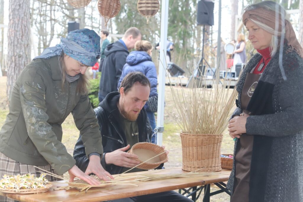Lieldienu pasākumā Spārītes parkā šogad apmeklētāju netrūka un katrs varēja atrast nodarbi atbilstoši savām spējām un vēlmēm.
Autors: Foto: Gatis Bogdanovs