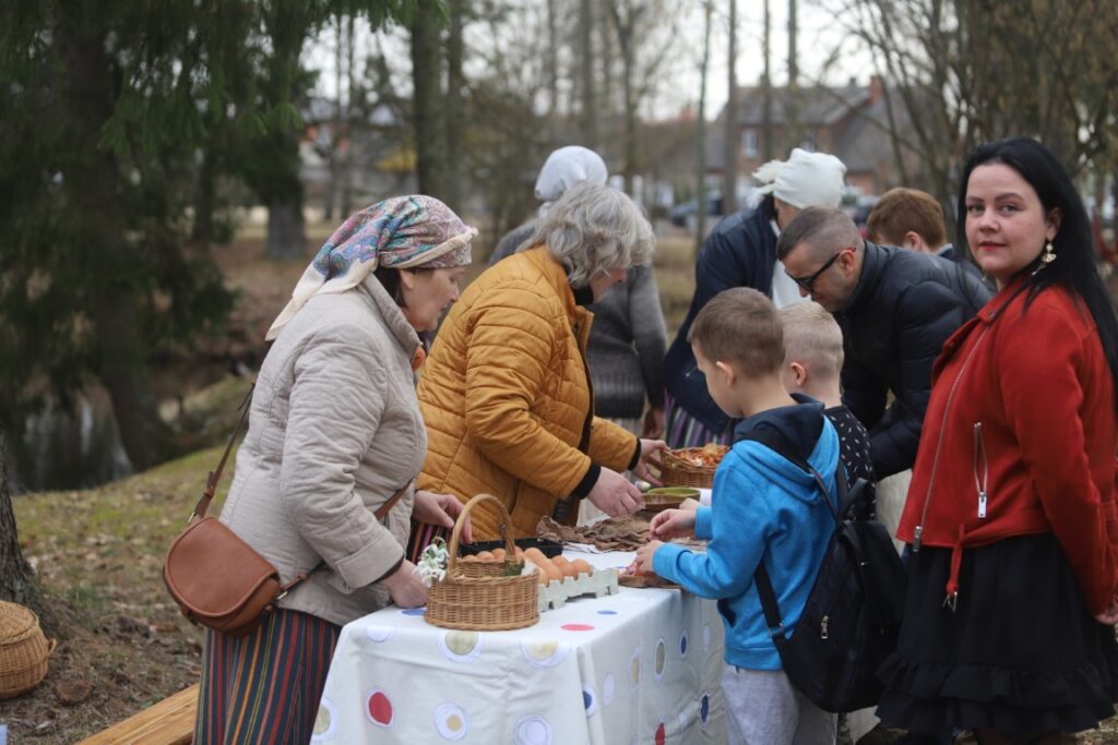 Lieldienu pasākumā Spārītes parkā šogad apmeklētāju netrūka un katrs varēja atrast nodarbi atbilstoši savām spējām un vēlmēm.
Autors: Foto: Gatis Bogdanovs