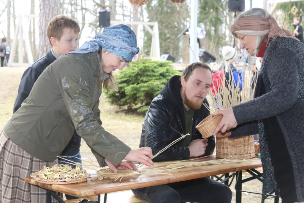 Lieldienu pasākumā Spārītes parkā šogad apmeklētāju netrūka un katrs varēja atrast nodarbi atbilstoši savām spējām un vēlmēm.
Autors: Foto: Gatis Bogdanovs