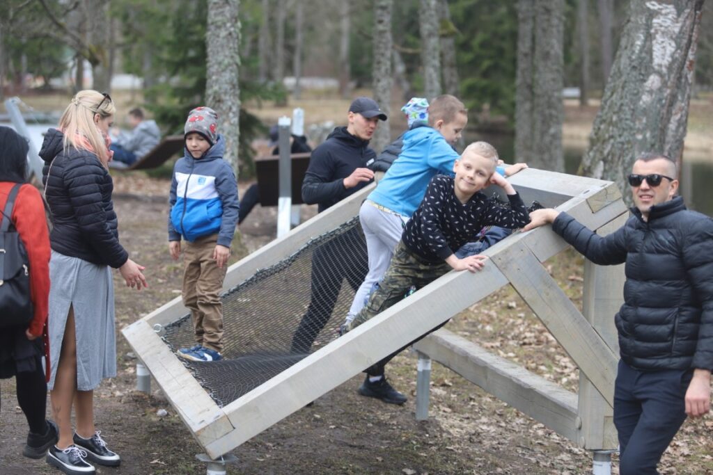 Lieldienu pasākumā Spārītes parkā šogad apmeklētāju netrūka un katrs varēja atrast nodarbi atbilstoši savām spējām un vēlmēm.
Autors: Foto: Gatis Bogdanovs