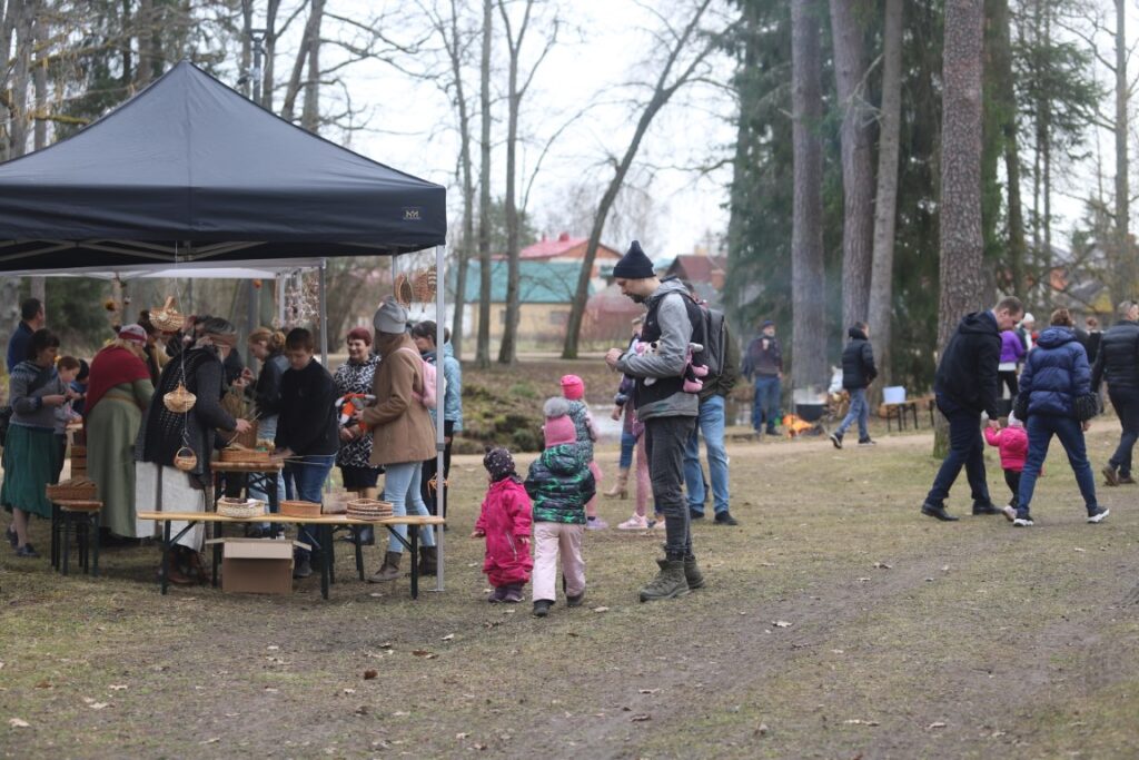 Lieldienu pasākumā Spārītes parkā šogad apmeklētāju netrūka un katrs varēja atrast nodarbi atbilstoši savām spējām un vēlmēm.
Autors: Foto: Gatis Bogdanovs