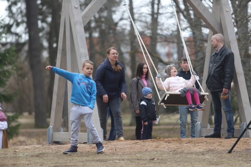 Lieldienu pasākumā Spārītes parkā šogad apmeklētāju netrūka un katrs varēja atrast nodarbi atbilstoši savām spējām un vēlmēm.
Autors: Foto: Gatis Bogdanovs