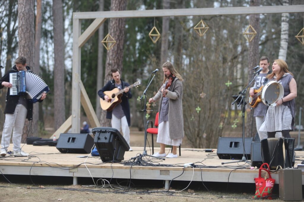 Lieldienu pasākumā Spārītes parkā šogad apmeklētāju netrūka un katrs varēja atrast nodarbi atbilstoši savām spējām un vēlmēm.
Autors: Foto: Gatis Bogdanovs