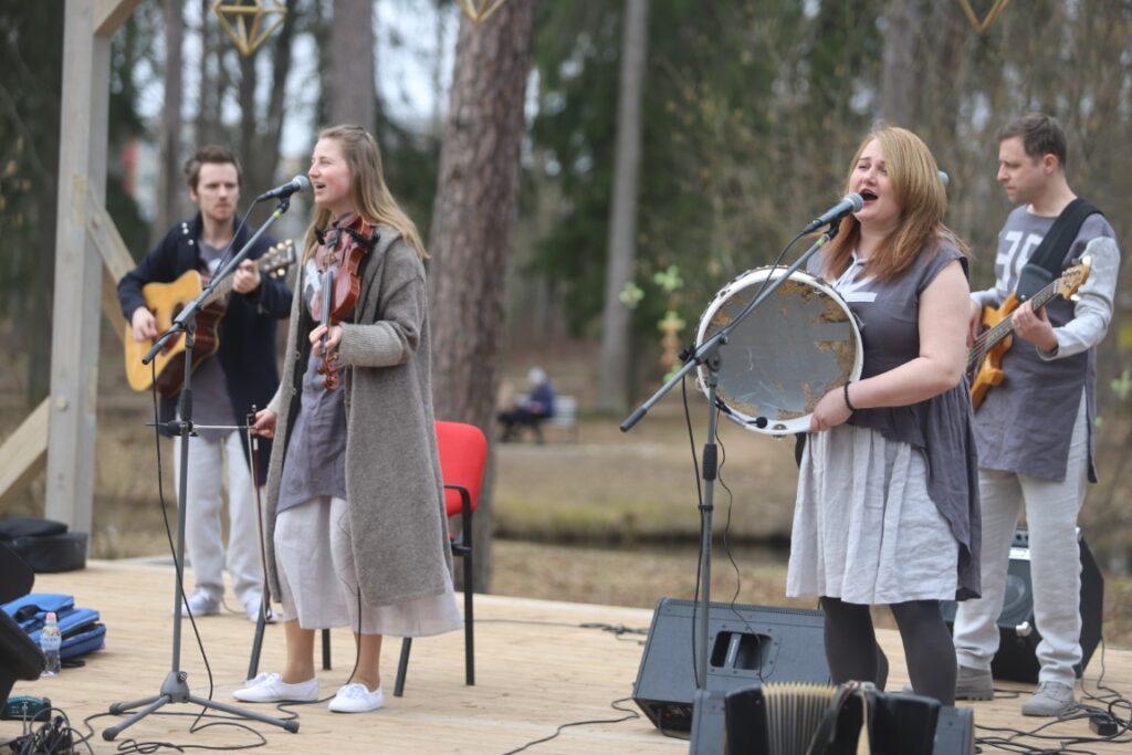 Lieldienu pasākumā Spārītes parkā šogad apmeklētāju netrūka un katrs varēja atrast nodarbi atbilstoši savām spējām un vēlmēm.
Autors: Foto: Gatis Bogdanovs