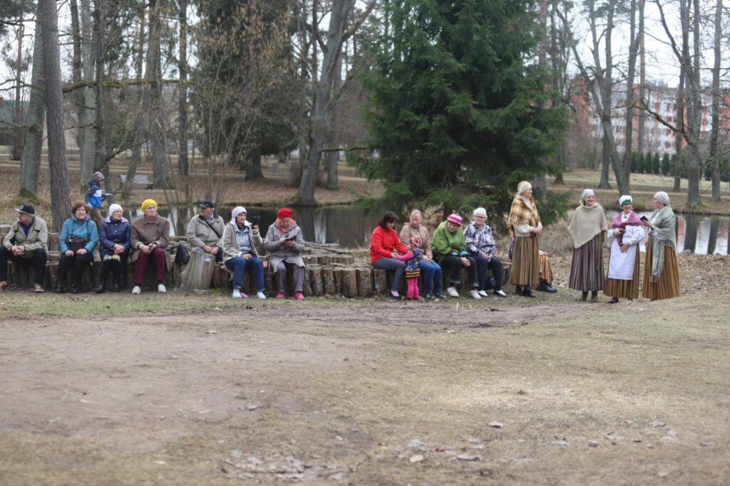 Lieldienu pasākumā Spārītes parkā šogad apmeklētāju netrūka un katrs varēja atrast nodarbi atbilstoši savām spējām un vēlmēm.
Autors: Foto: Gatis Bogdanovs