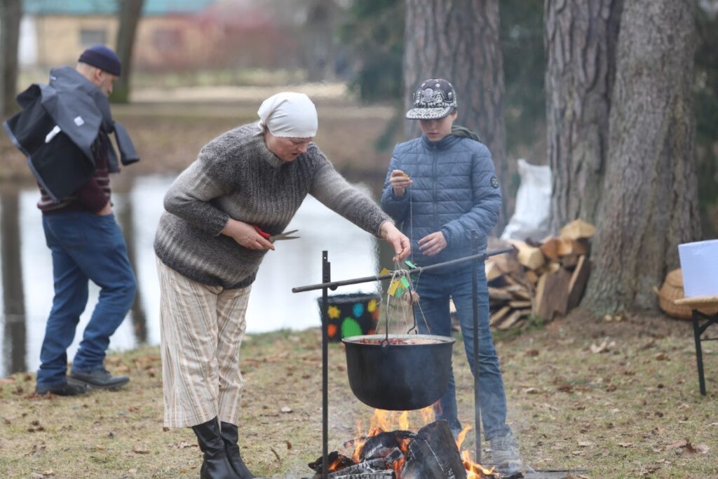 Lieldienu pasākumā Spārītes parkā šogad apmeklētāju netrūka un katrs varēja atrast nodarbi atbilstoši savām spējām un vēlmēm.
Autors: Foto: Gatis Bogdanovs