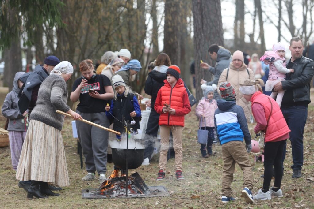 Lieldienu pasākumā Spārītes parkā šogad apmeklētāju netrūka un katrs varēja atrast nodarbi atbilstoši savām spējām un vēlmēm.
Autors: Foto: Gatis Bogdanovs