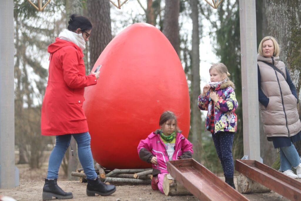 Lieldienu pasākumā Spārītes parkā šogad apmeklētāju netrūka un katrs varēja atrast nodarbi atbilstoši savām spējām un vēlmēm.
Autors: Foto: Gatis Bogdanovs
