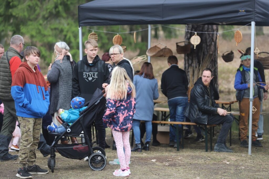Lieldienu pasākumā Spārītes parkā šogad apmeklētāju netrūka un katrs varēja atrast nodarbi atbilstoši savām spējām un vēlmēm.
Autors: Foto: Gatis Bogdanovs