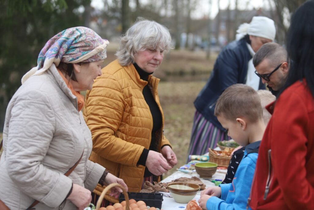 Lieldienu pasākumā Spārītes parkā šogad apmeklētāju netrūka un katrs varēja atrast nodarbi atbilstoši savām spējām un vēlmēm.
Autors: Foto: Gatis Bogdanovs