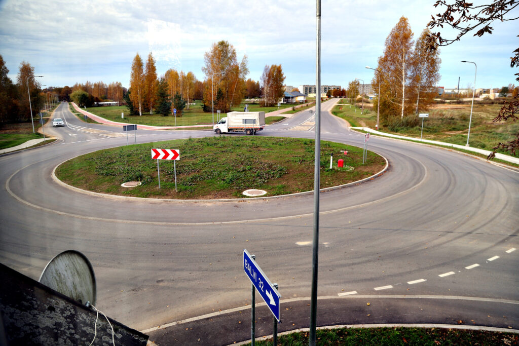 "Gada dāvana". Rotācijas apļu autovadītājiem nekad nevar būt par daudz. Gulbenē tādi ir jau divi – Brīvības ielā un tagad arī Litenes ielā.
Autors: Foto: no "Dzirksteles" arhīva
