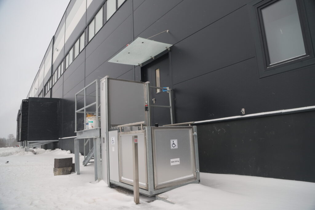 Ražošanas/noliktavu ēka Lizuma “Pinkās” vizuāli neatšķiras no galvaspilsētas loģistikas centriem un ir pat savs pacēlājs iekļūšanai telpās cilvēkiem ar kustību traucējumiem. 
Autors: Foto: Gatis Bogdanovs