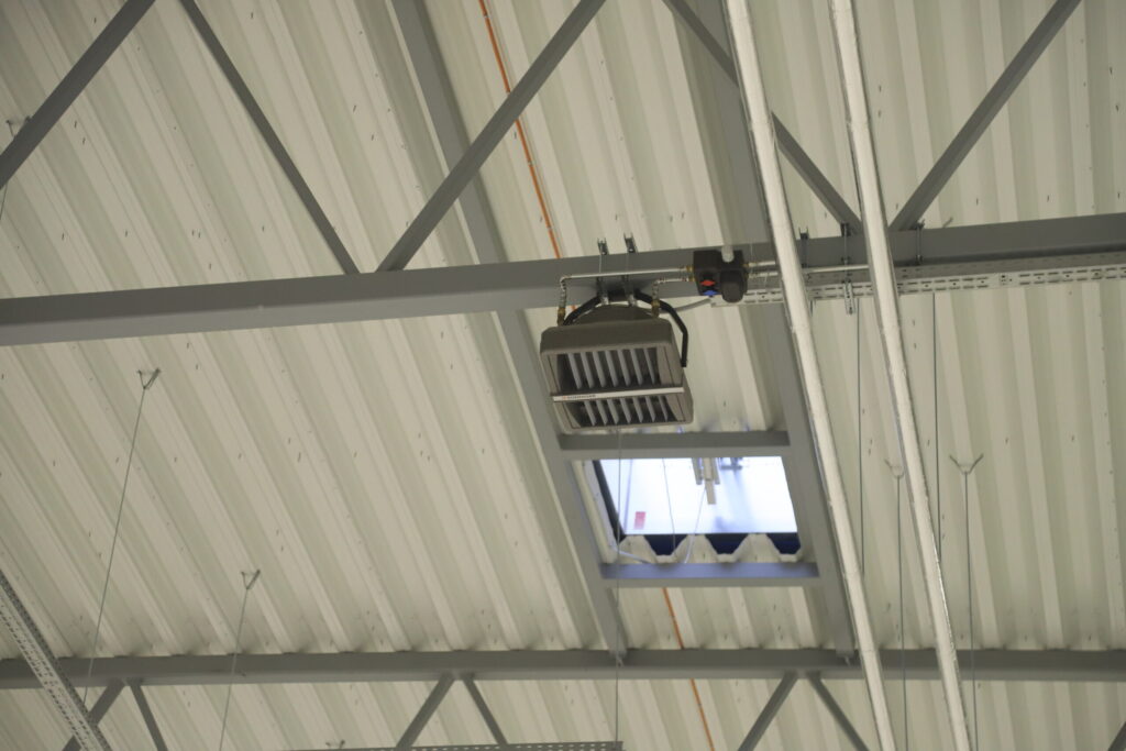 Lizuma “Pinkās” šobrīd pabeidz darbus, kas saistīti ar ugunsdrošību. Šeit ir daudz modernu inovāciju. Pat griestu lūku regulācija ir savienota ar meteoroloģisko staciju, kas neatkarīgi no gaisa temperatūras neļauj lūkām atvērties lietus laikā. Savukārt ugunsdrošības tehnoloģiskie risinājumi ir pielāgoti katrai telpai un līdz minimumam ir samazināta strauja uguns izplatības iespējamība.
Autors: Foto: Gatis Bogdanovs