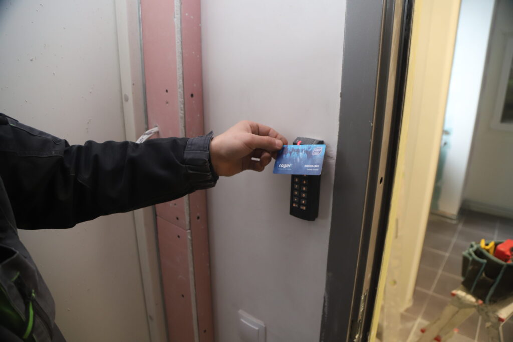 Iekļūšana “Pinku” telpās darbiniekiem tiks nodrošināt ar elektroniskajām kartēm.
Autors: Foto: Gatis Bogdanovs