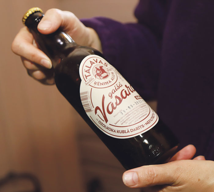 Alus tiek pildīts gan standarta puslitra pudelēs, gan speciāli uz pasūtījuma svētku laikā – arī nestandarta pudelēs.
Autors: Foto: Gatis Bogdanovs