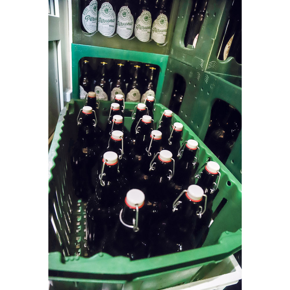 Alus tiek pildīts gan standarta puslitra pudelēs, gan speciāli uz pasūtījuma svētku laikā – arī nestandarta pudelēs.
Autors: Foto: Gatis Bogdanovs