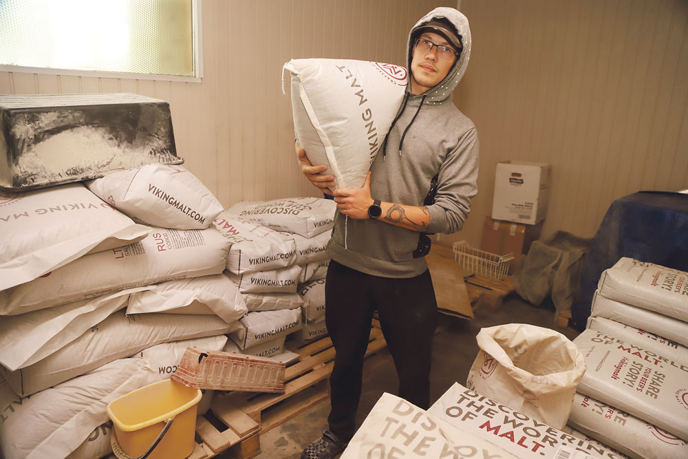 Dainis Jākobsons, kurš strādā uzņēmumā “Tālavas ķēniņa alus” rosās arī graudu noliktavā, vajadzīgajos brīžos ķeroties klāt arī iesala maisiem.
Autors: Foto: Gatis Bogdanovs