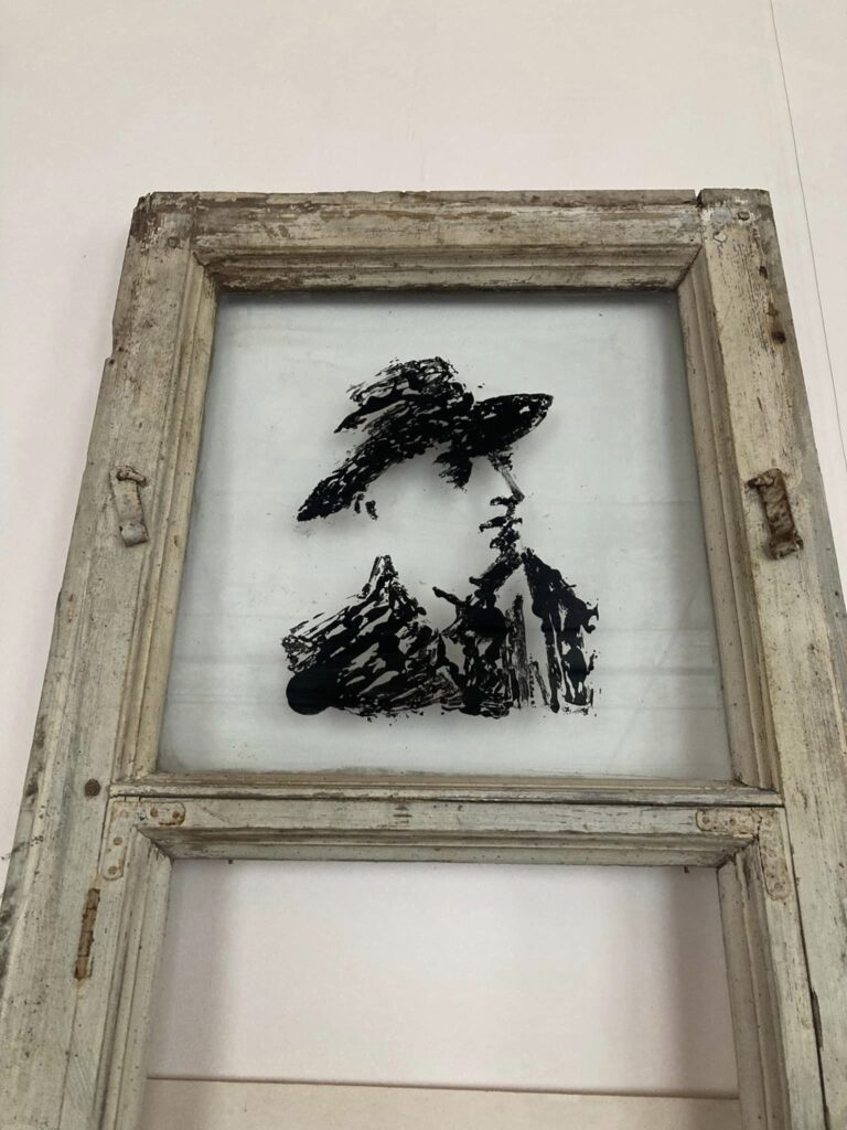 PRIEKŠMETI, kuri ieguvuši otru dzīvi: apgleznotas kanniņas, mākslinieka Ludolfa Liberta portrets uz veca loga rāmja un ceriņu krēsls.
FOTO: NO TIRZAS KULTŪRAS NAMA ARHĪVA
Autors: FOTO: NO TIRZAS KULTŪRAS NAMA ARHĪVA