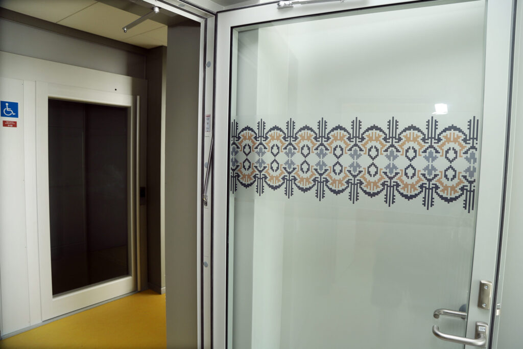 GAITEŅIEM un telpām stikla durvju daļas papildina Jūlija Madernieka rakstu dizains. Tas vajadzīgs gan uzmanības pievēršanai un drošībai, gan estētikai. Dizaina autore ir Sandra Dikmane.
Autors: FOTO: GATIS BOGDANOVS