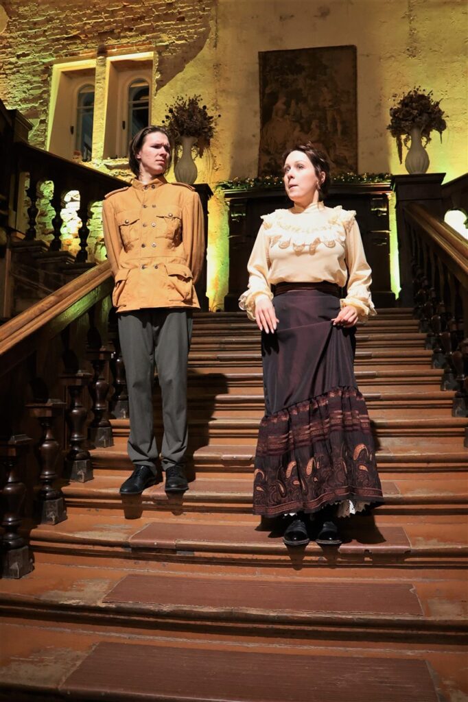 Neparasta izrāde neparastā pilī. Un piedzīvojums sākas, satiekoties uz Stāmerienas pils lielajām kāpnēm ar skatītājiem, aicina pils teātra aktieri Tīna Žmuida (Aleksandra fon Volfa) un Kristers Začs (vietējais puisis Kārlēns). Tapusi izrāde “Maskarāde pilī” speciāli Stāmerienas pilij, svētdien tā piedzīvoja veselas divas izrādes.
Autors: Foto: Sandra Dikmane