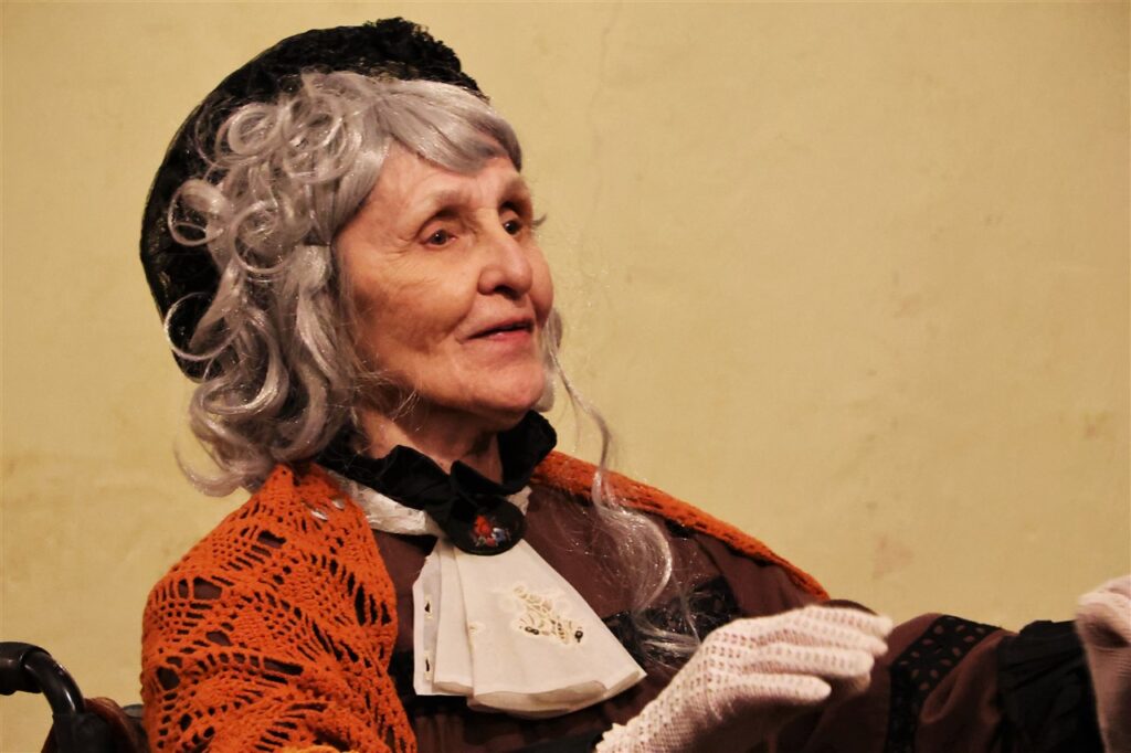 Grosīte (Zinaīda Borodkina) zina daudzus Stāmerienas pils stāstus un noslēpumus.  
Autors: Foto: Sandra Dikmane  