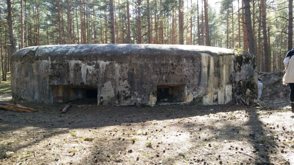 Mangaļsalas nocietinājumu teritorijā Rīgā pie Daugavas ietekas jūrā. J.Zariņš par galveno objektu šeit uzskata Latvijas armijas ierīkoto sardzes posteni - betona blokmāju. Tagad apkārt ir mežs, bet tolaik milzīgo koku nav bijis. Uzraksts uz bunkura vēsta, ka to būvējis sapieru pulks 1928.gadā. 
Autors: Foto: Pārsla Konrāde