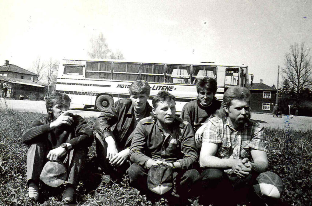 1987.GADS. No kreisās: Ainārs Brezinskis, braucēji Raivo Rāgs, Raivo Skudrulis, mehāniķis Jānis Ādiņš, šoferis-mehāniķis Jānis Stradiņš.

Autors: FOTO: NO PERSONISKĀ ARHĪVA