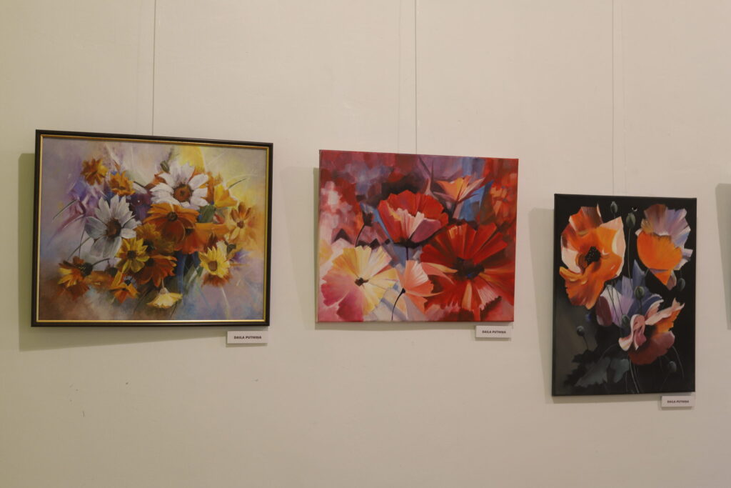 LĪDZ 5.JŪNIJAM Gulbenes novada vēstures un mākslas muzejā var aplūkot biedrības “Radošā apvienība “Piektā Māja”” sadarbībā ar Rankas mākslas studiju “Molberts” tapušo novada amatiermākslinieku darbu izstādi “Diena mākslai”.
Autors: Foto: Gatis Bogdanovs