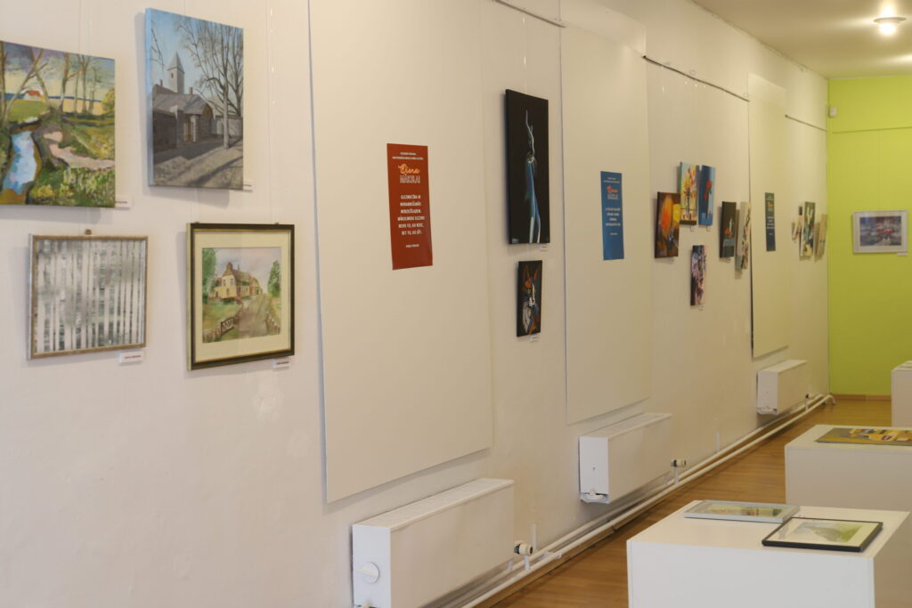 LĪDZ 5.JŪNIJAM Gulbenes novada vēstures un mākslas muzejā var aplūkot biedrības “Radošā apvienība “Piektā Māja”” sadarbībā ar Rankas mākslas studiju “Molberts” tapušo novada amatiermākslinieku darbu izstādi “Diena mākslai”.
Autors: Foto: Gatis Bogdanovs