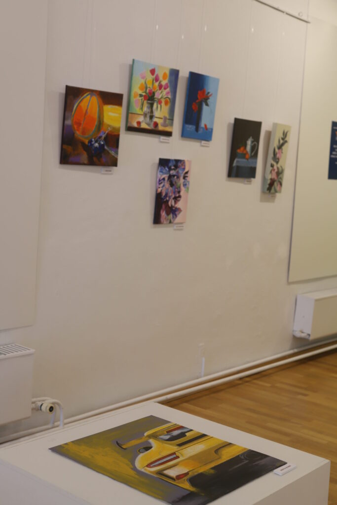 LĪDZ 5.JŪNIJAM Gulbenes novada vēstures un mākslas muzejā var aplūkot biedrības “Radošā apvienība “Piektā Māja”” sadarbībā ar Rankas mākslas studiju “Molberts” tapušo novada amatiermākslinieku darbu izstādi “Diena mākslai”.
Autors: Foto: Gatis Bogdanovs