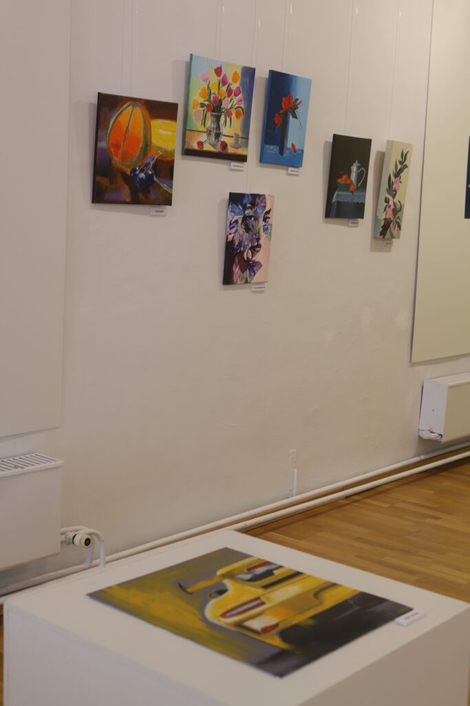 LĪDZ 5.JŪNIJAM Gulbenes novada vēstures un mākslas muzejā var aplūkot biedrības “Radošā apvienība “Piektā Māja”” sadarbībā ar Rankas mākslas studiju “Molberts” tapušo novada amatiermākslinieku darbu izstādi “Diena mākslai”.
Autors: Foto: Gatis Bogdanovs