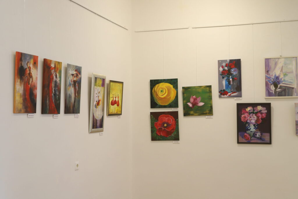 LĪDZ 5.JŪNIJAM Gulbenes novada vēstures un mākslas muzejā var aplūkot biedrības “Radošā apvienība “Piektā Māja”” sadarbībā ar Rankas mākslas studiju “Molberts” tapušo novada amatiermākslinieku darbu izstādi “Diena mākslai”.
Autors: Foto: Gatis Bogdanovs