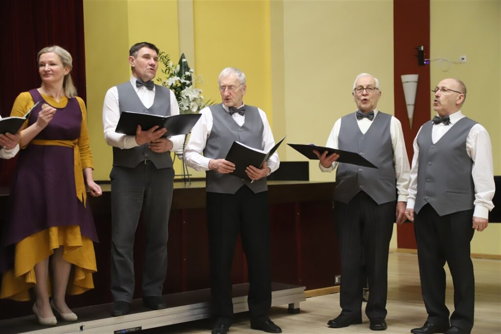 Gulbenes kultūras centra vīru senioru vokālais ansamblis “Namejs”